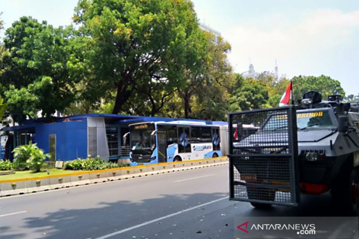 Demo mahasiswa, TransJakarta alihkan rute di depan Gedung DPR