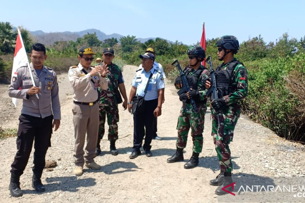 Satgas Pamtas Yonif Raider 142/KJ patroli jalur 'tikus' di perbatasan RI-Timor Leste