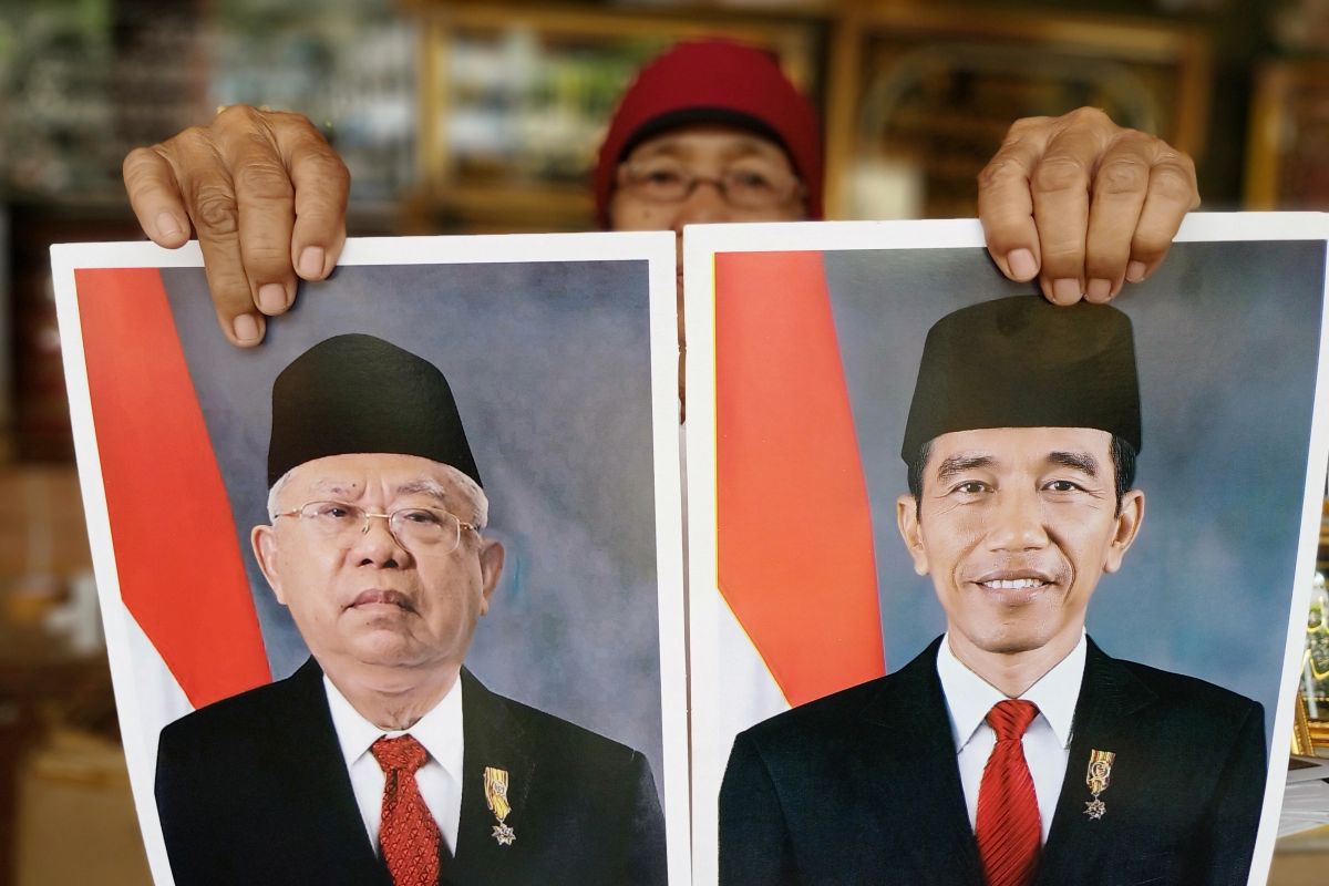 Foto Jokowi-Ma'ruf di Pasar Jatinegara berbeda dengan yang resmi