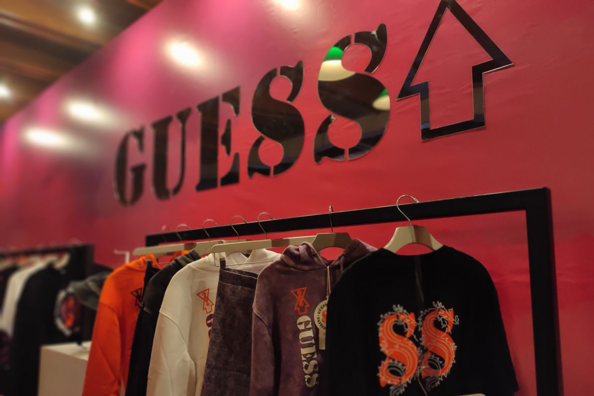 Koleksi kolaborasi Guess x 88rising resmi rilis di Indonesia