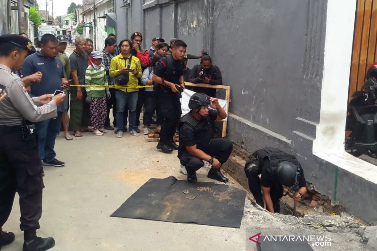 Tim Gegana Polda DIY evakuasi 119 peluru aktif temuan warga di saluran drainase