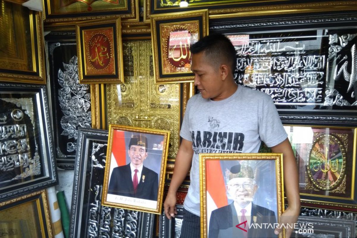 Pelantikan presiden, pedagang bingkai mulai jual foto Jokowi-Ma'ruf
