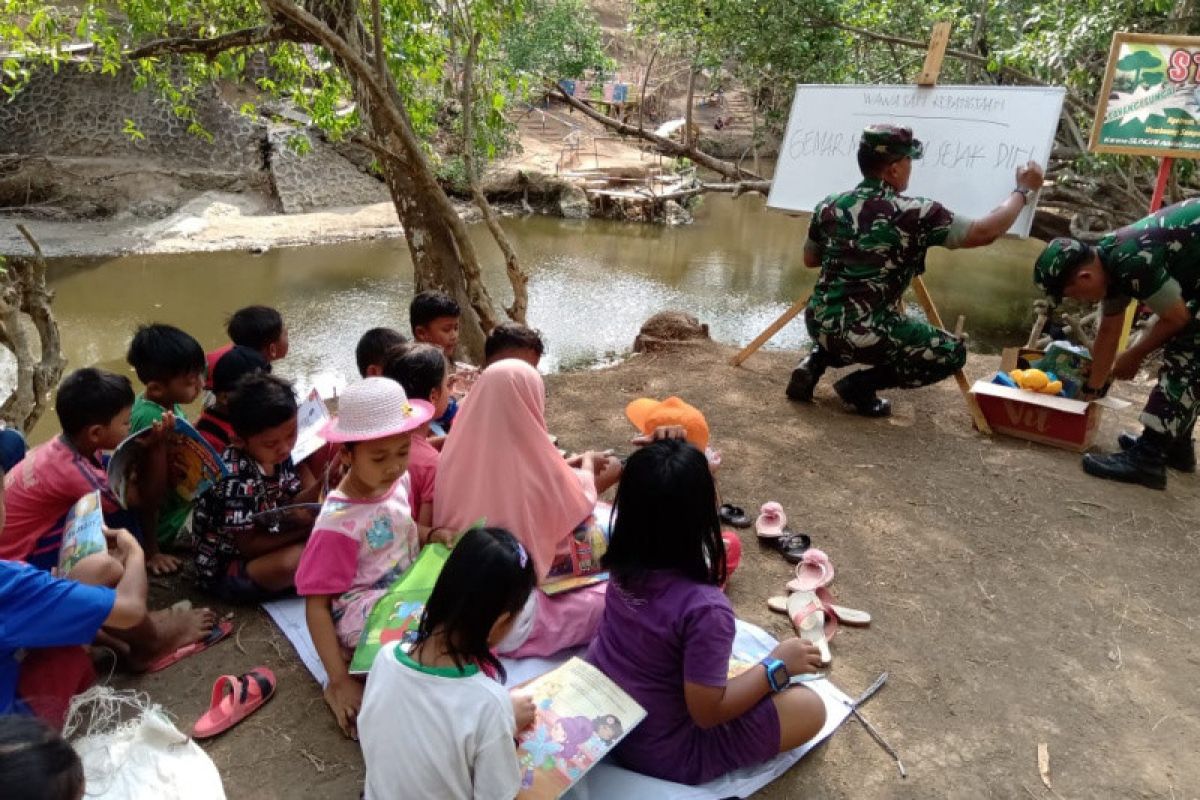 Kodim Cilacap ajak anak desa membaca di alam terbuka