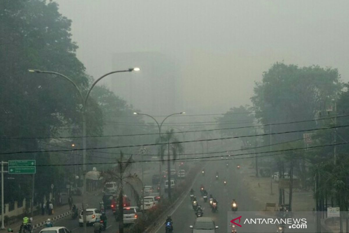 Kabut asap masih selimuti  Palembang meski diguyur hujan