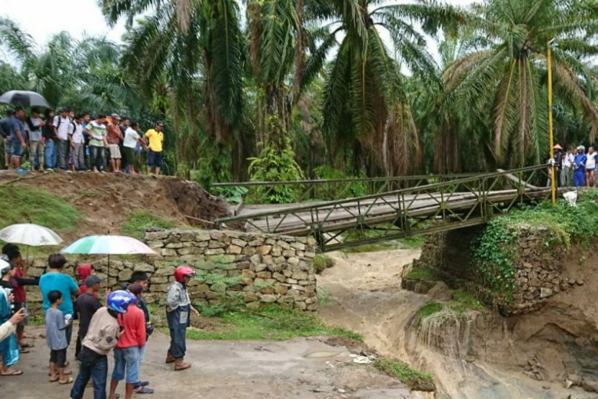 Longsor, jembatan darurat Tanah Jawa Simalungun tidak bisa dilalui kendaraan