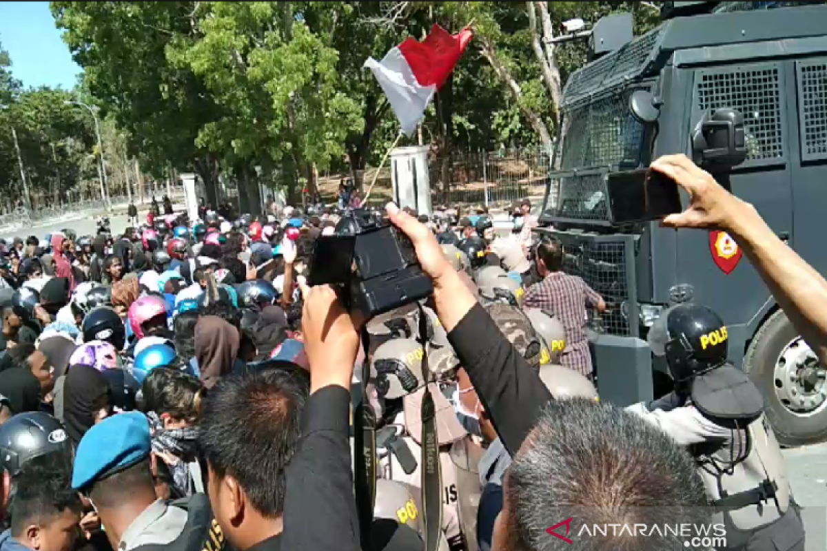 Demo depan Mapolda Sultra, tuntut penetapan tersangka penembakan mahasiswa Halu Oleo