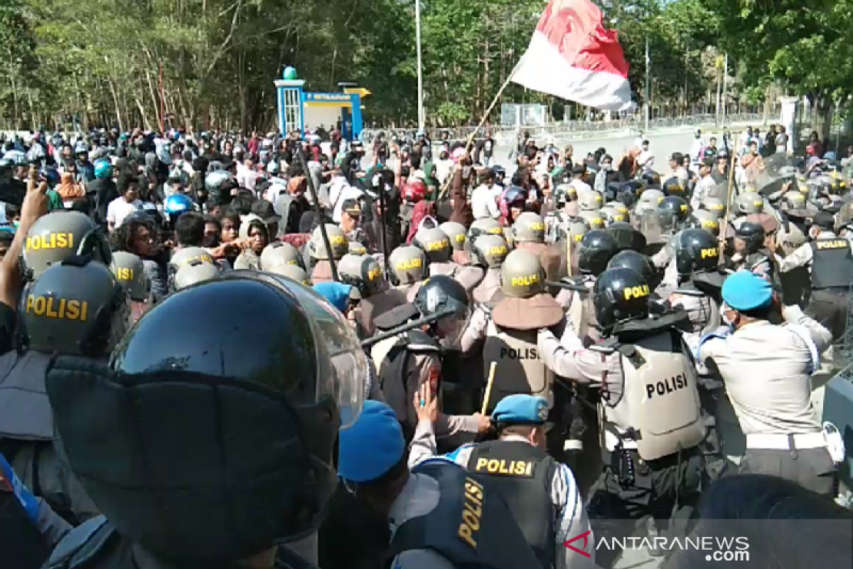 Ricuh, demo tuntut penetapan tersangka penembakan mahasiswa UHO