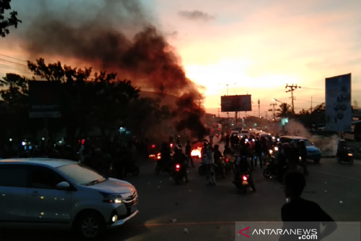 Aksi demo, mahasiswa blokade beberapa titik jalan di Kendari