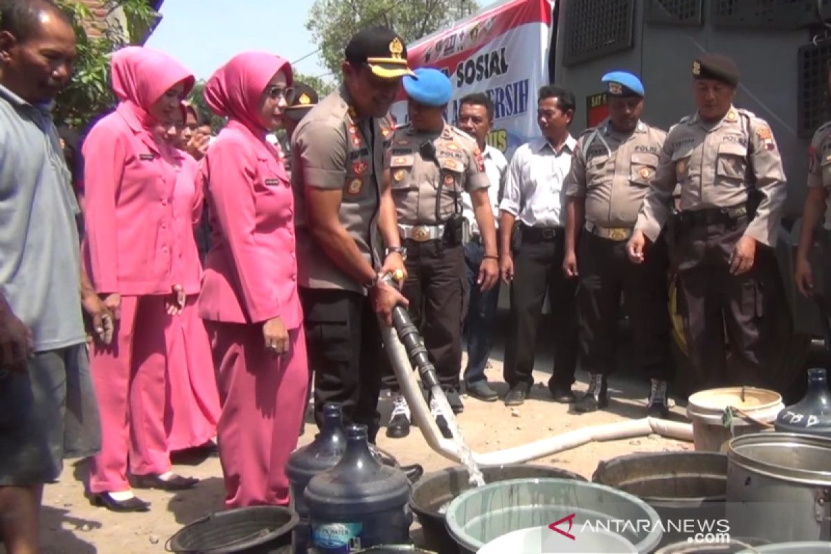 Mobil water canon untuk salurkan air bersih oleh Polres Kudus