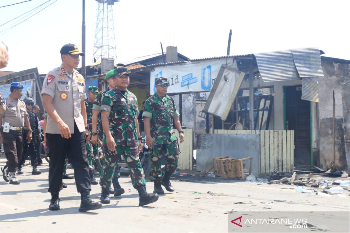 TNI bantu perbaiki bangunan yang dibakar massa