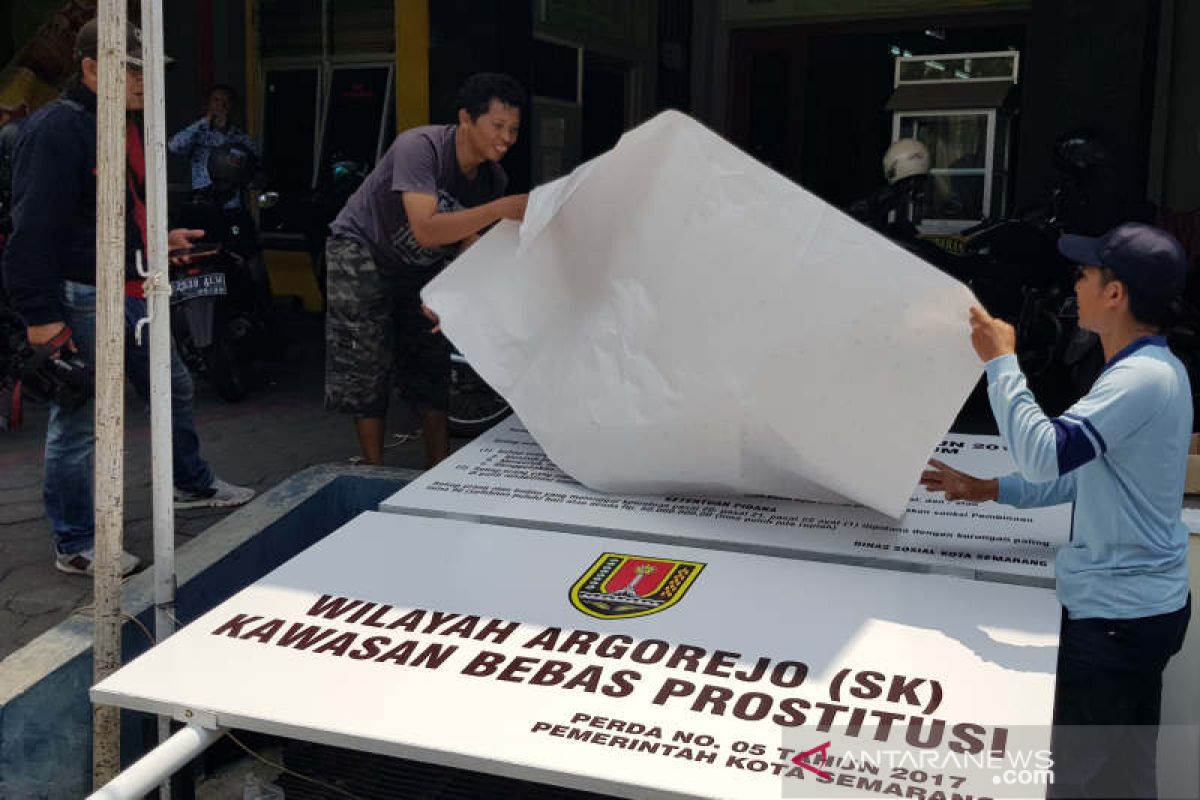 Papan "Sunan Kuning Kawasan Bebas Prostitusi" mulai dipasang