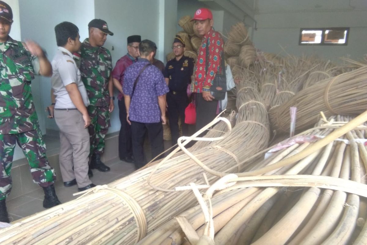 Bea Cukai  hibahkan rotan hasil tangkapan TNI di perbatasan