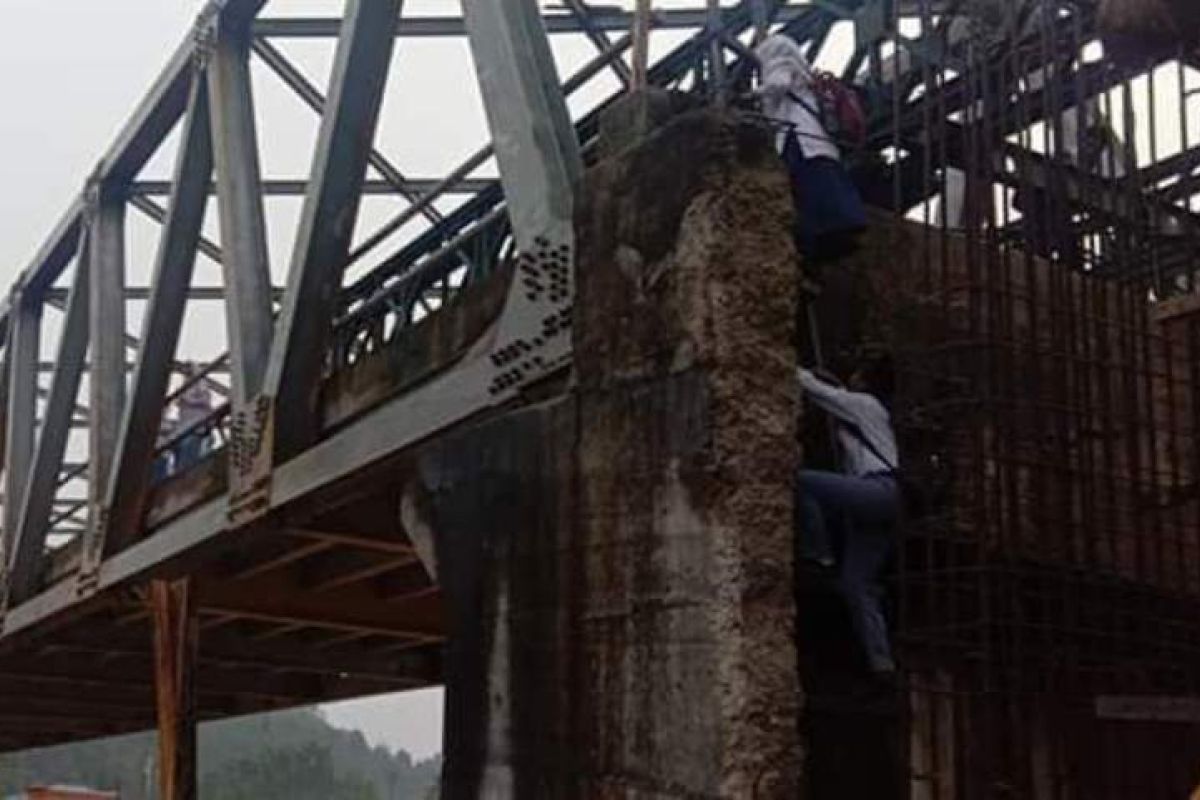 Demi ke sekolah, pelajar di Madina terpaksa panjat jembatan mangkrak