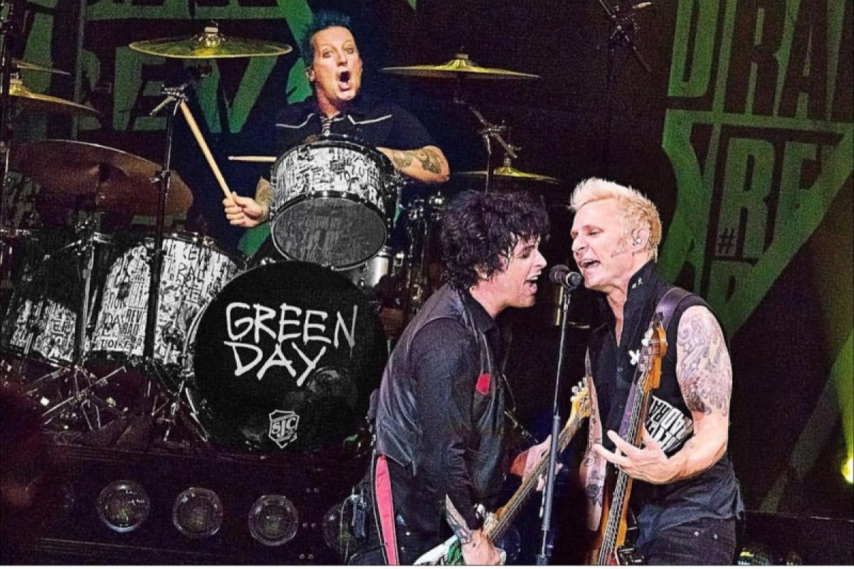 Green Day ungkap inspirasi lagu "Wake Me Up When September Ends"