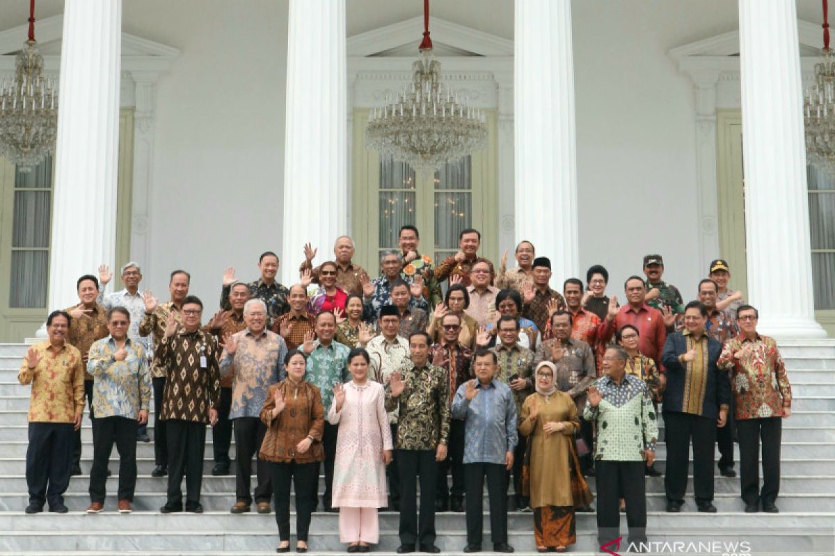 Joko Widodo dan Jusuf Kalla silaturahim bersama menteri Kabinet Kerja
