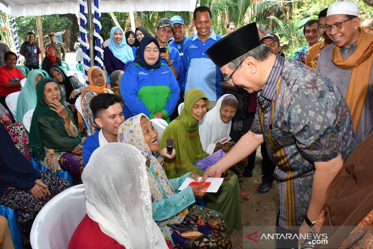 43 warga Kecamatan Kandangan terima program bantuan