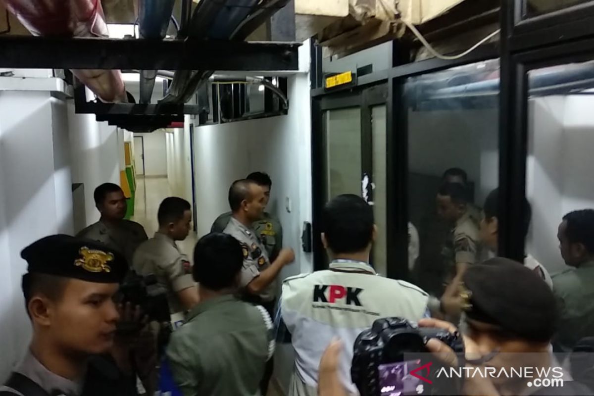 KPK geledah kantor Wali Kota Medan