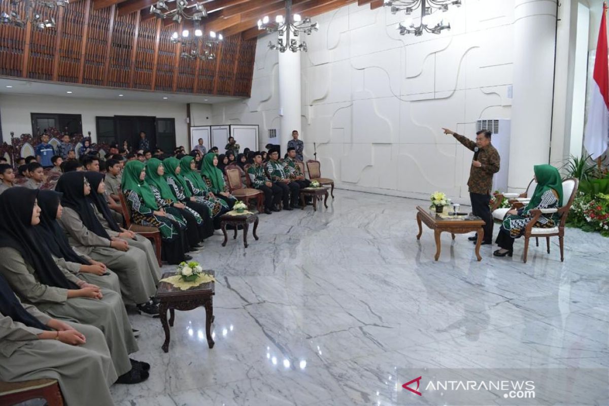 Jusuf Kalla sambut kunjungan siswa Athirah Makassar di Istana Wapres RI