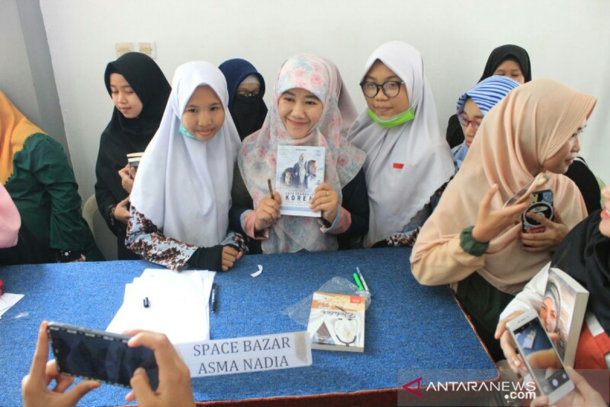 Meet and greet Asma Nadia di Amuntai