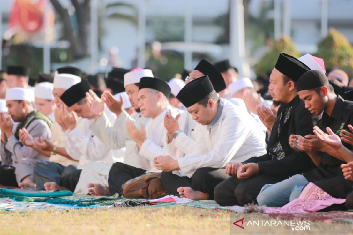 Warga dan pegawai pemerintah NTB shalat istisqa meminta hujan