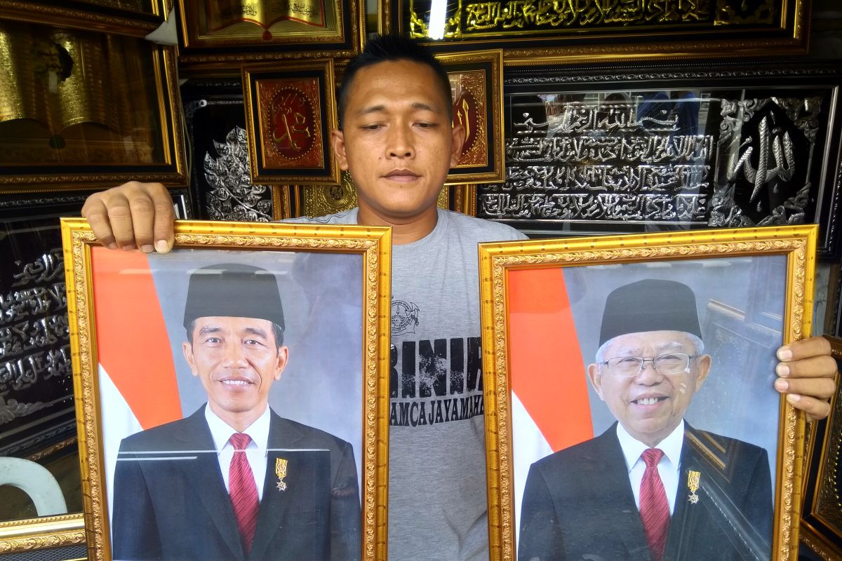 Bingkai foto presiden-wapres dijual beragam versi di Jaksel