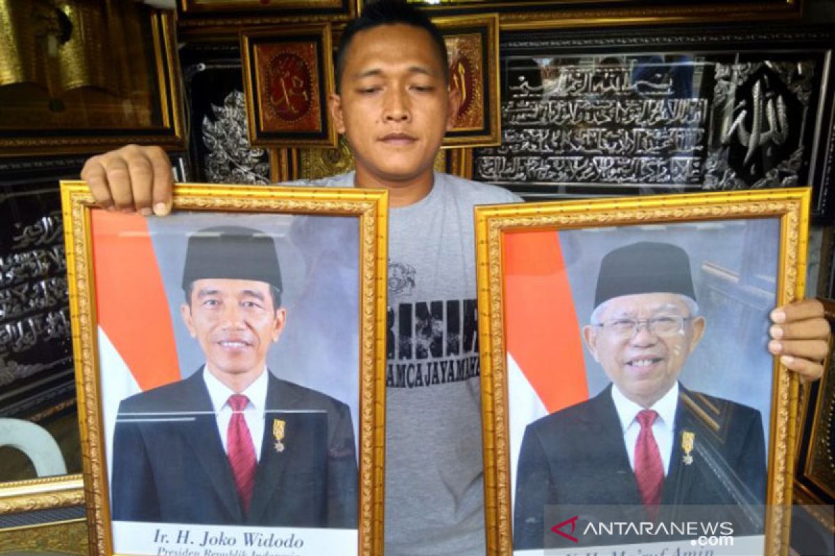 Bingkai foto presiden dan wapres dijual beragam versi di Jaksel