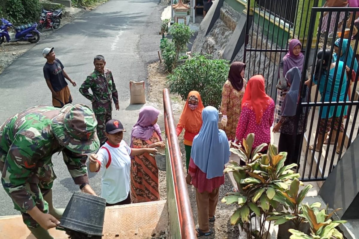 Emak-emak bantu TMMD dengan terapkan estafet