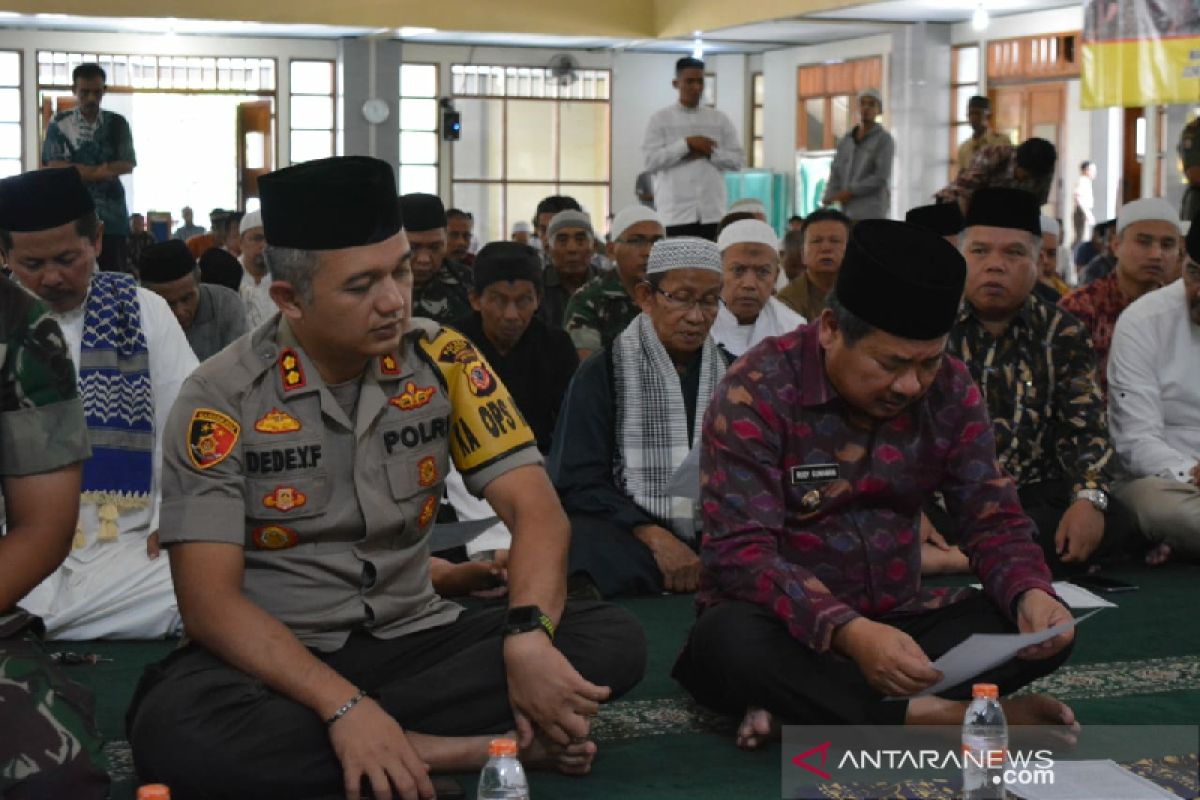 Jelang pelantikan Presiden Indonesia, warga Garut doa bersama