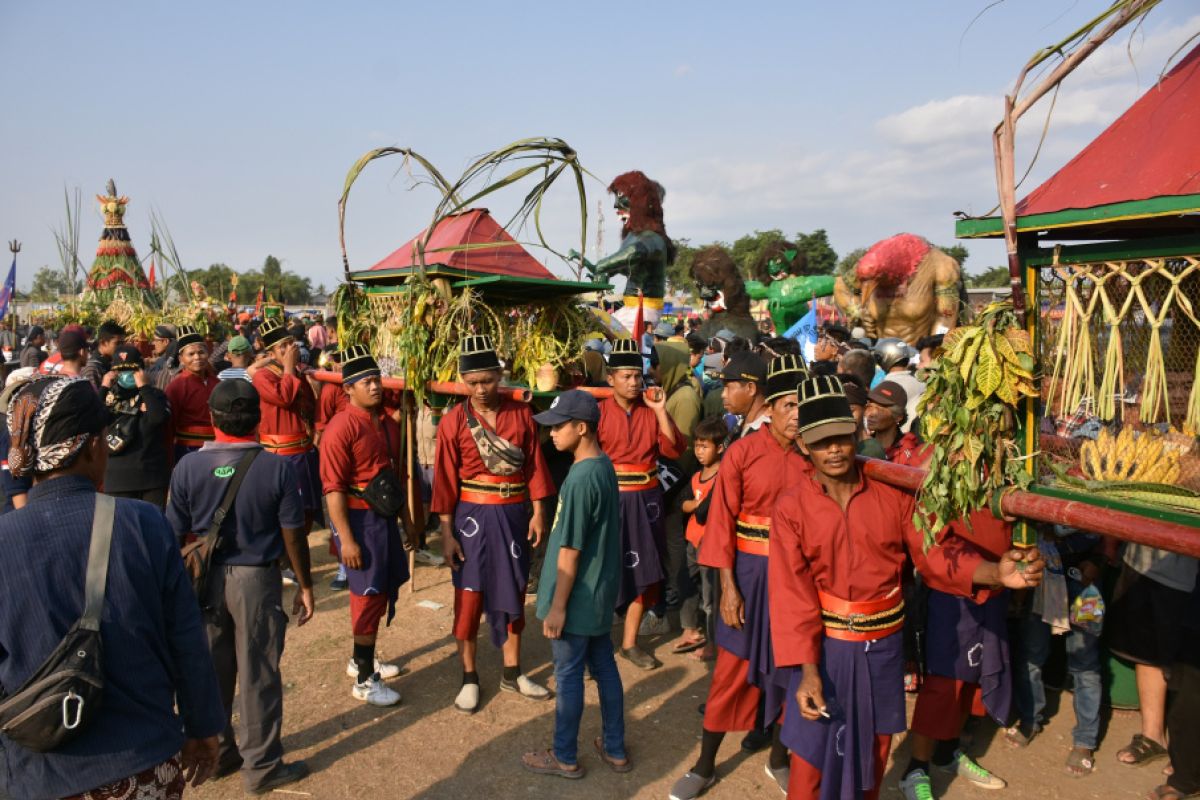 Ribuan masyarakat menyaksikan kirab budaya Saparan Bekakak di Sleman