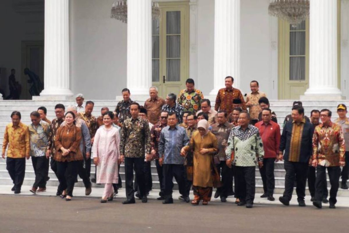 Presiden Jokowii bersilaturahim dengan Wapres JK dan menteri Kabinet Kerja