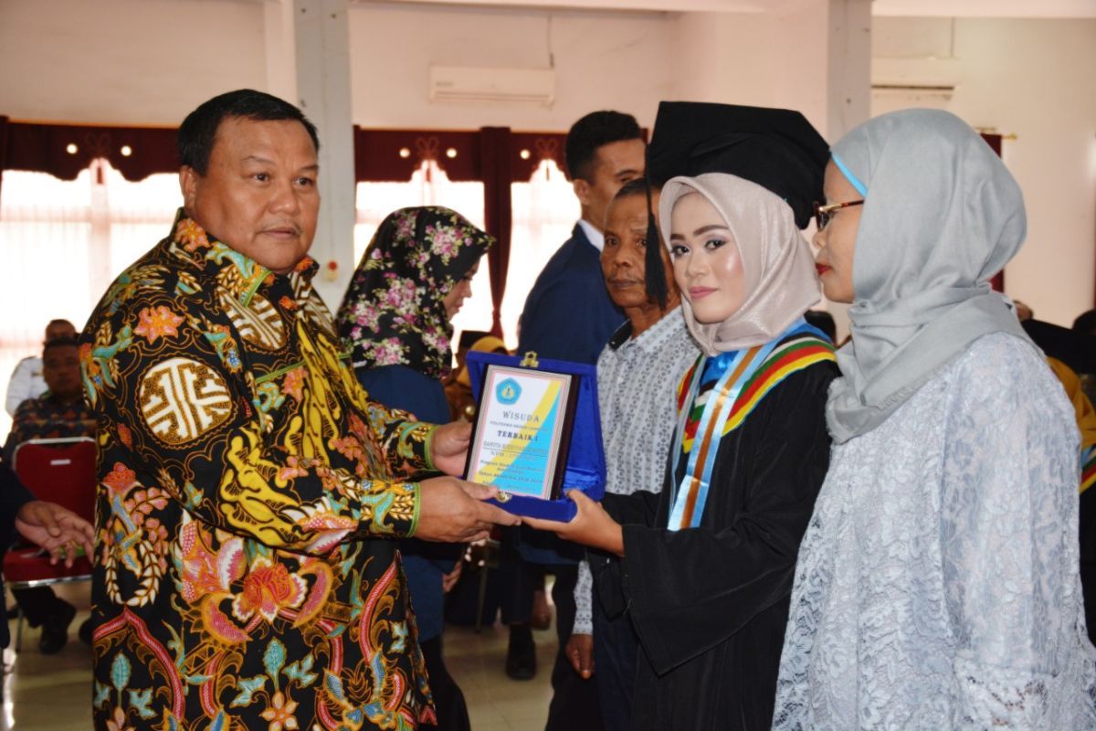 Ranita Rizkiyah Munthe peraih IPK tertinggi wisuda RAKN Sibolga