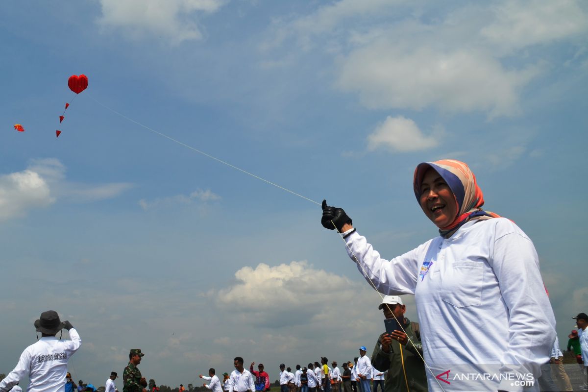 200 peserta lomba layang-layang  beradu di Jejangkit