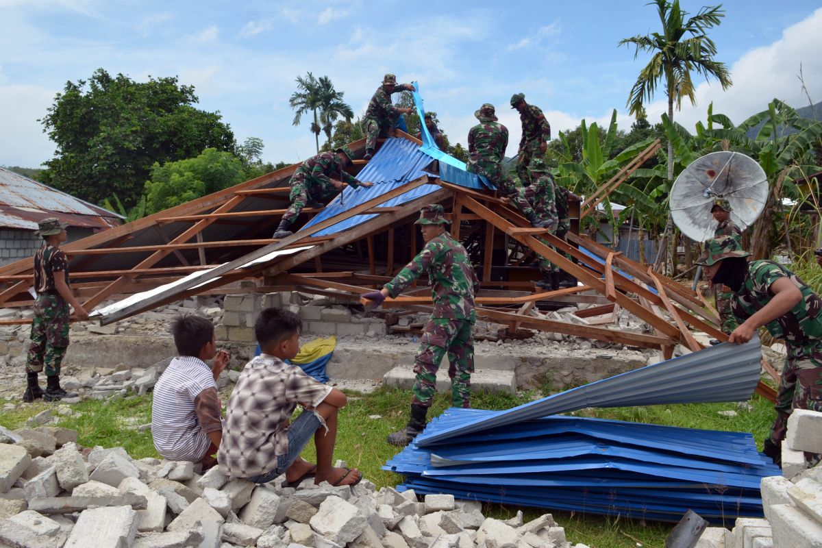 TNI-Polri bantu bongkar rumah warga yang roboh akibat gempa di pulau Ambon