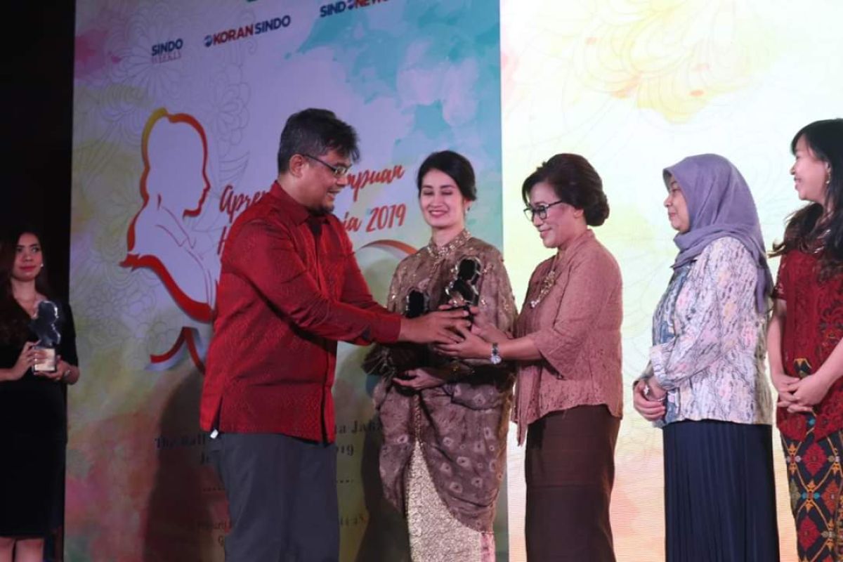 Ketua TP PKK  Kota Ambon terima apresiasi perempuan hebat Indonesia