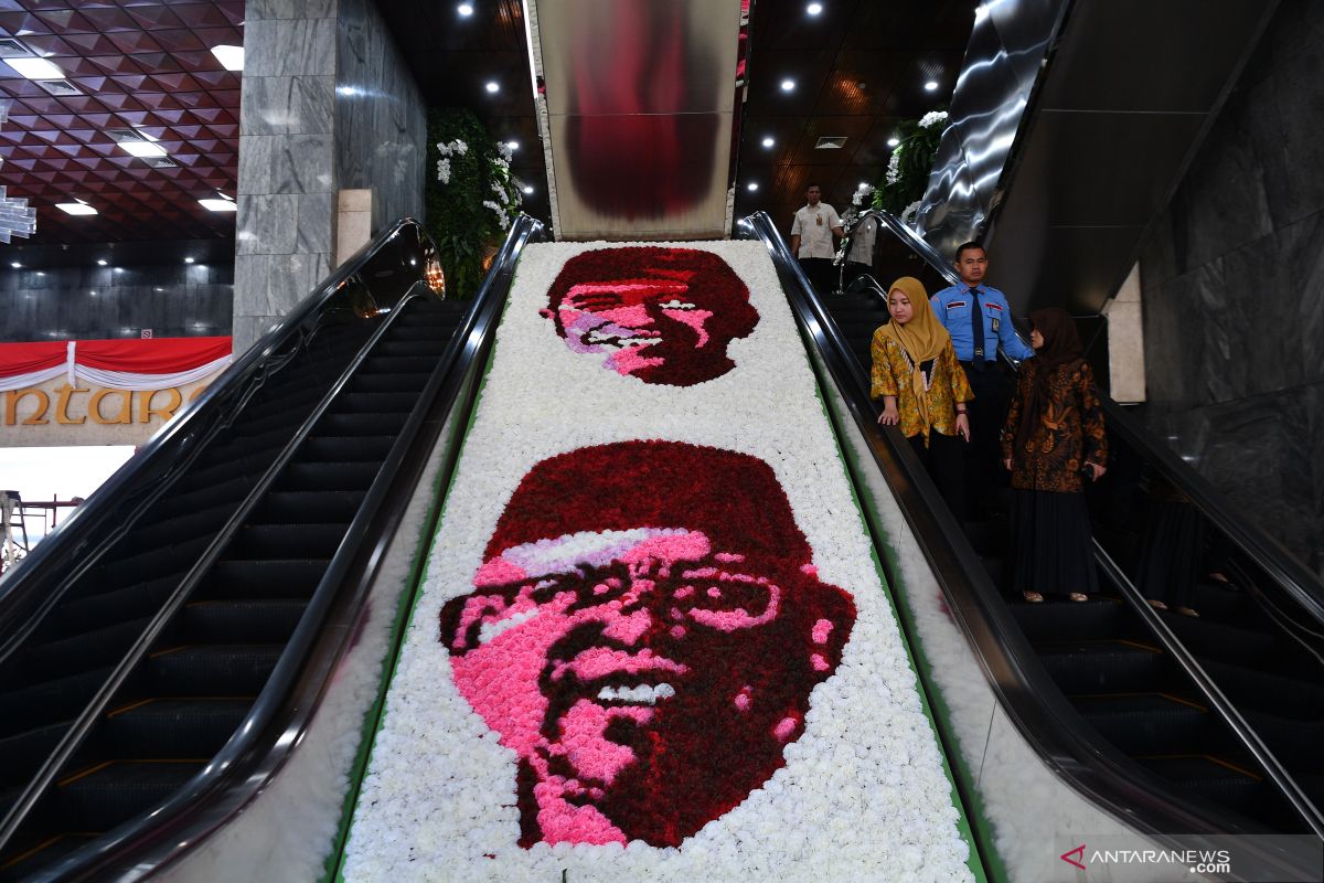 Tempat pelantikan Presiden dihiasi bunga berwajah Jokowi-Ma'ruf