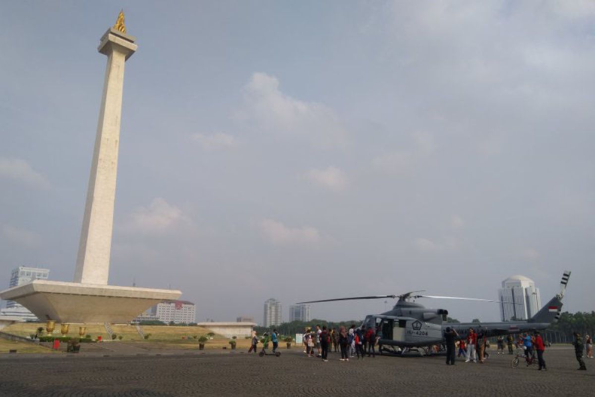 Helikopter mendarat di Monas jadi tontonan warga