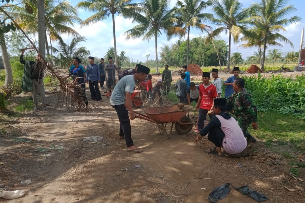 Puluhan santri ikut gotong royong sukseskan TMMD