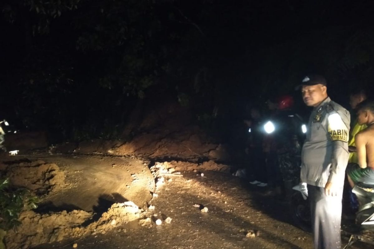 Akibat hujan lebat, tiga lokasi di Pasaman Barat longsor