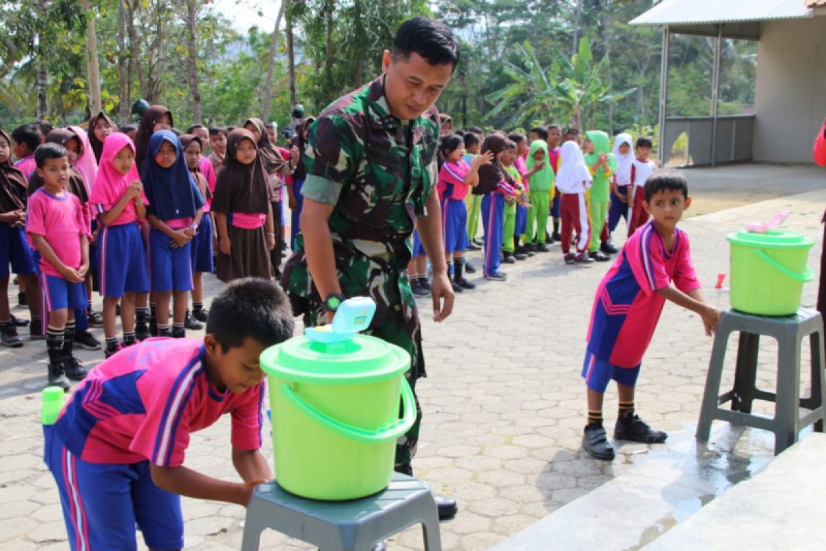 Satgas TMMD ajarkan cuci tangan yang benar pada anak-anak