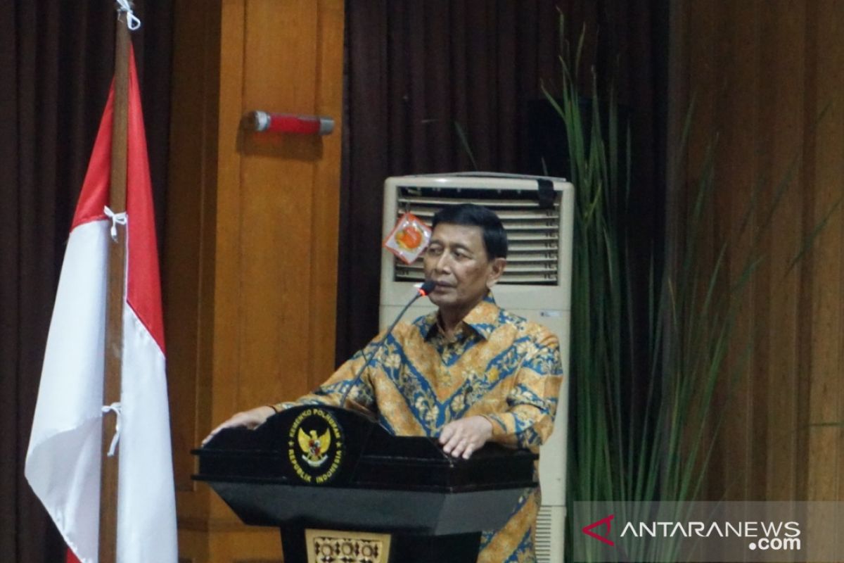 Wiranto silaturahmi dengan jajaran Kemenko Polhukam didampingi dokter