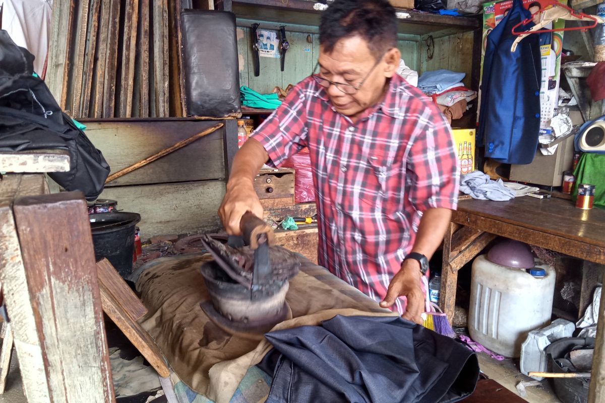 Jasa setrika arang tetap bertahan di Pasar Raya Padang
