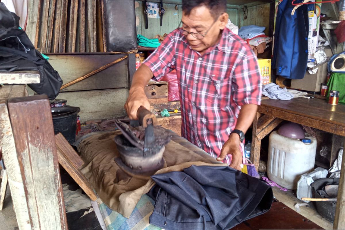 Jasa setrika arang masih bertahan di Pasar Raya Padang