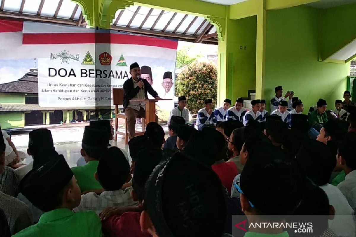 Santri di Garut doa bersama keselamatan pelantikan presiden