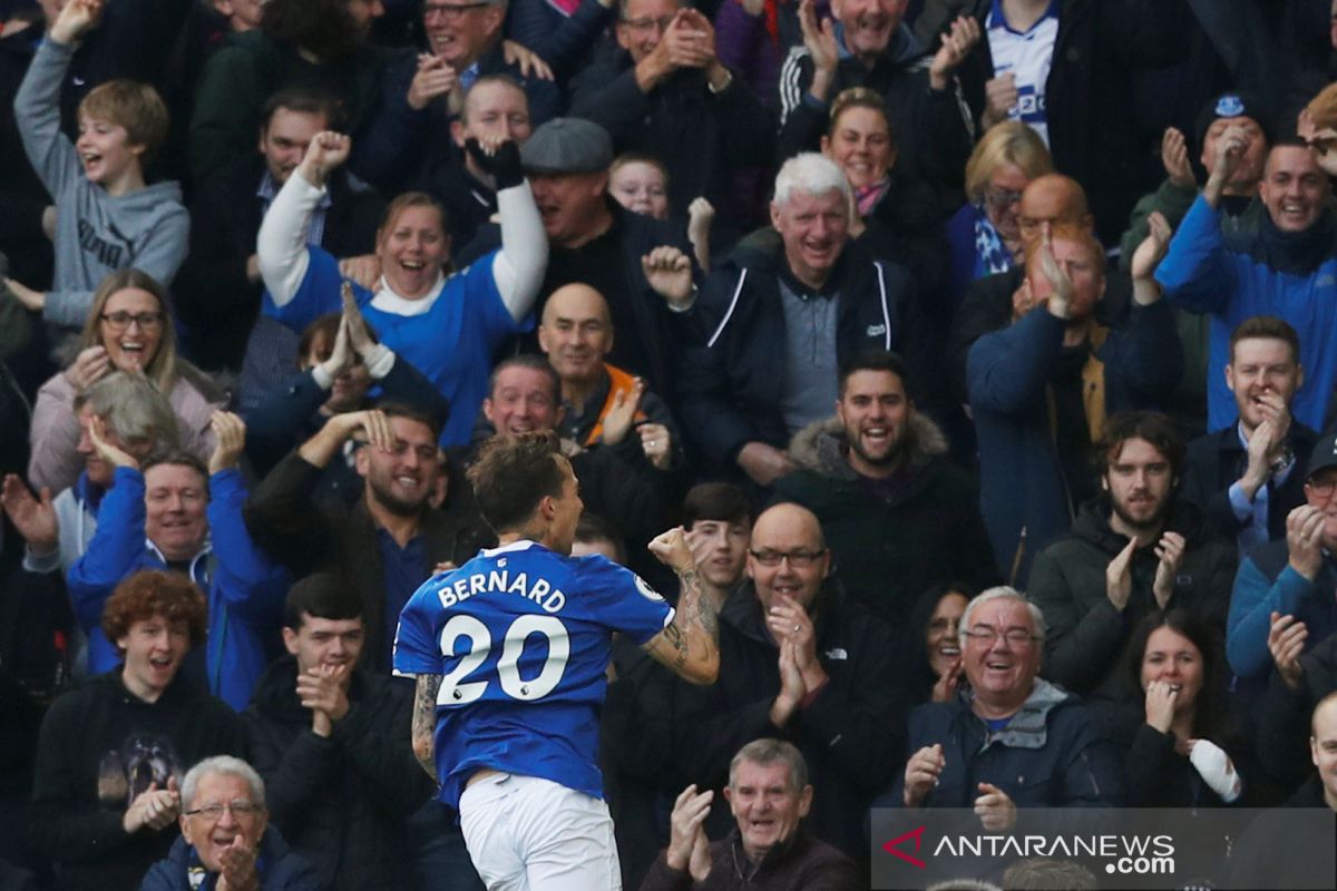 Everton keluar dari zona degradasi usai kalahkan West Ham 2-0