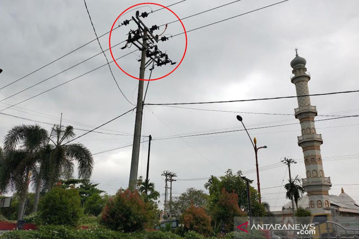 Tiang listrik Jalan RTA Milono keluarkan percikan api, pihak PLN sulit dihubungi