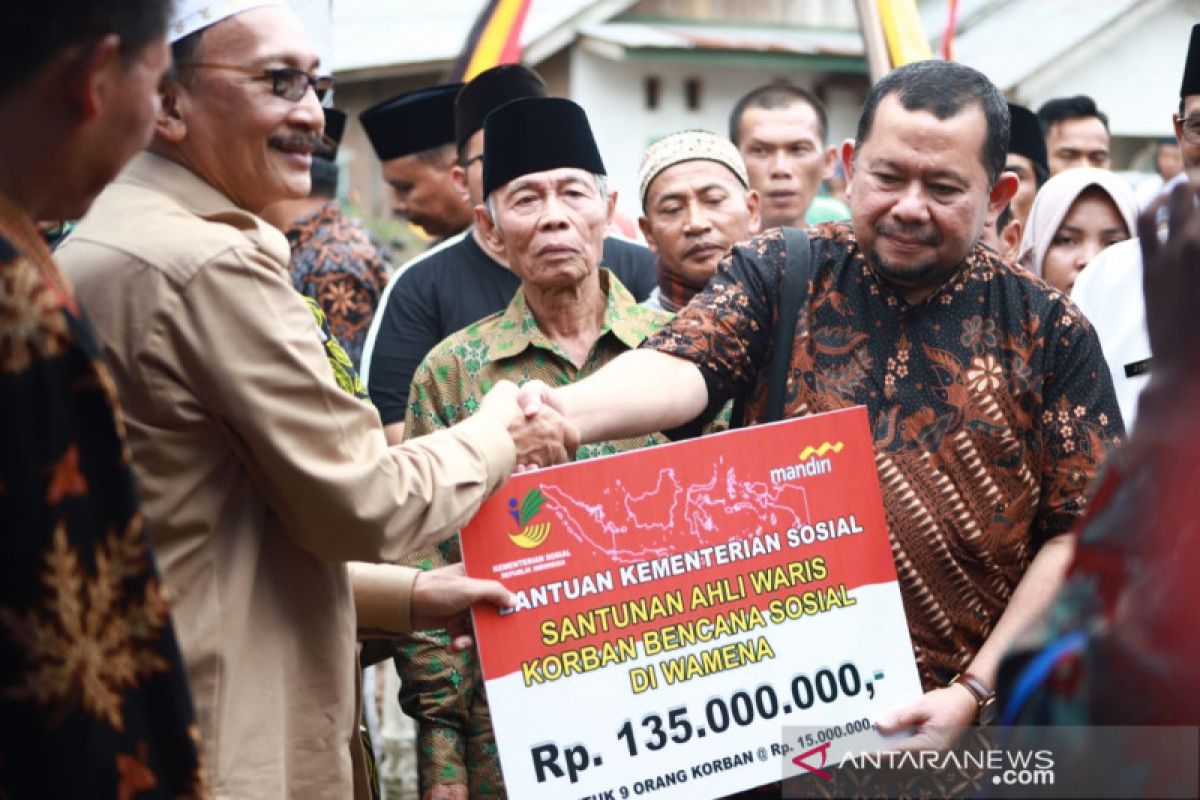 Bupati Hendrajoni Salurkan Bantuan Korban Kerusuhan Wamena Rp135 Juta