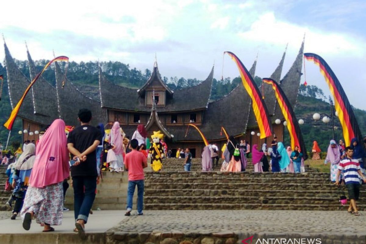 2019 pelajar memegang dan memainkan talempong pacik siap pecahkan rekor MURI