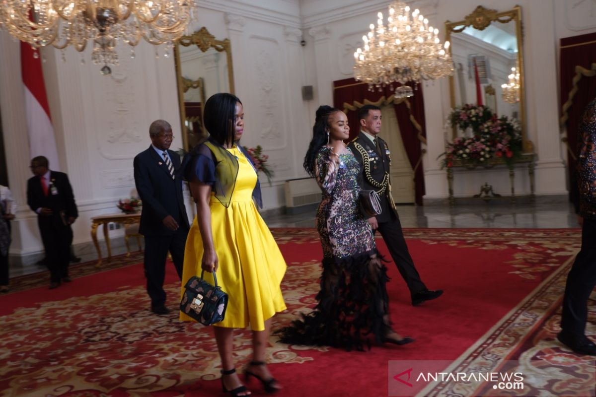 Gaun  Putri Eswatini menarik perhatian saat ke Istana Merdeka