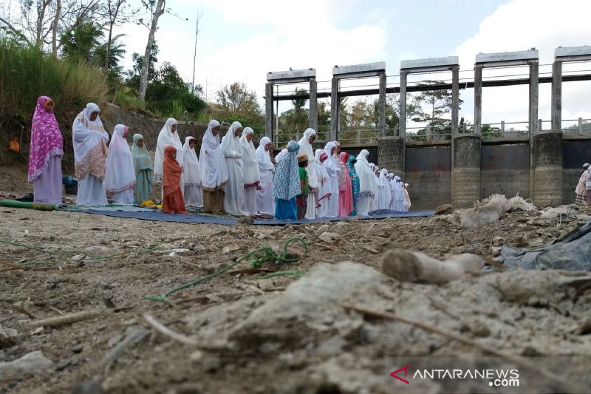 Warga Pacitan gelar shalat minta hujan di sungai yang mengering