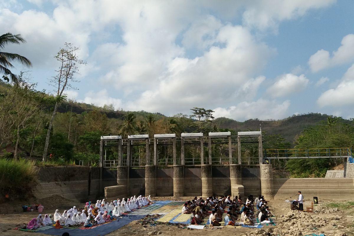 Warga Pacitan gelar shalat minta hujan di sungai mengering